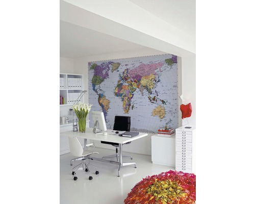 Lichte studeerkamer met bureau, bureaustoel, rek en wereldkaart aan de muur