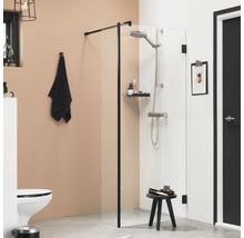 Moderne badkamer met douchecabine, toilet en krukken