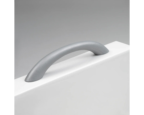 Metalen handgreep op een wit oppervlak