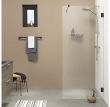 Badkamer met douche, handdoekrek, kruk en wastafel