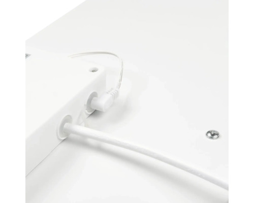 Gedetailleerde weergave van een witte kabel die aan een apparaat is bevestigd