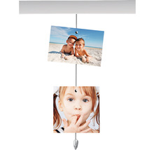 Fotogalerij met twee foto''s aan een draad opgehangen