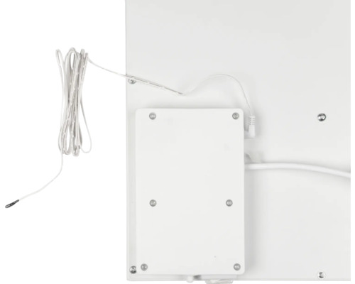 Achterkant van een witte radiator met thermostaat en kabel