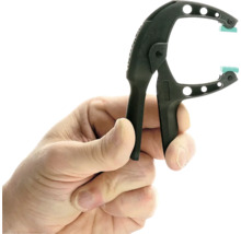 Veerklem in een hand