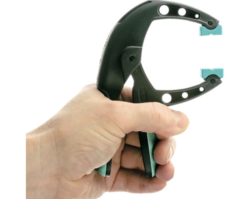 Een hand houdt een eenhandsklem vast.