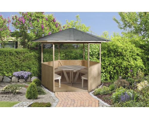 Houten tuinpaviljoen met tafel en banken in een tuin