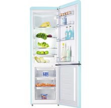 Geopende koelkast met etenswaren op de planken en in de laden