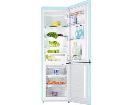 Geopende koelkast met etenswaren op de planken en in de laden