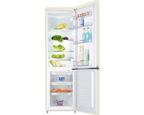 Geopende koelkast gevuld met etenswaren