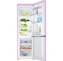 Geopende, roze koelkast gevuld met etenswaren