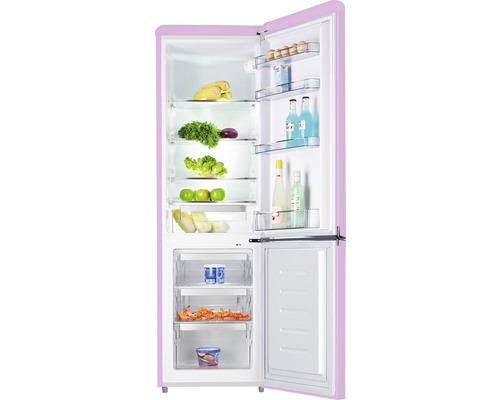 Geopende, roze koelkast gevuld met etenswaren