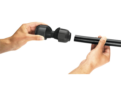 Installatie van een zwarte PE-buisverbinder door twee handen.