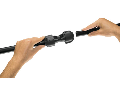 Persoon verbindt een zwarte buis met een rechte koppeling.