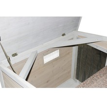 Binnenaanzicht van een kippenhok met open deksel en ventilatierooster