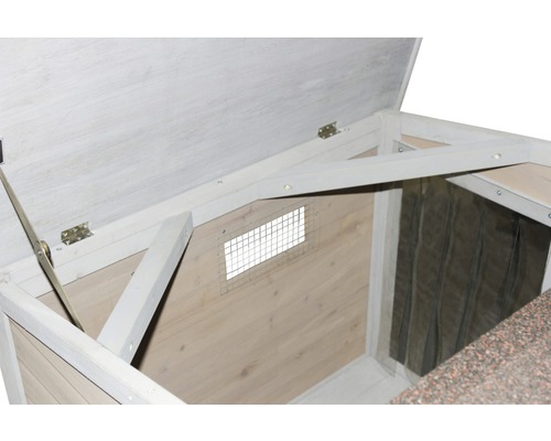 Binnenaanzicht van een kippenhok met open deksel en ventilatierooster