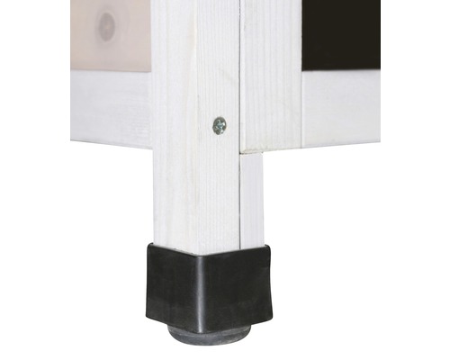 Detailopname van een meubelstuk met een houten poot en een zwarte hoekbeschermer