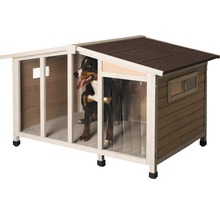 Hondenhok met windscherm en hond