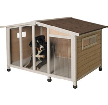 Hondenhok van hout met gordijn en hond