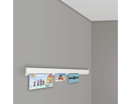 Wandlijst voor het presenteren van foto''s en tekeningen aan een grijze muur
