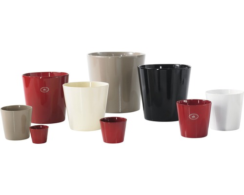 Verschillend gekleurde kunststof plantenbakken in verschillende maten