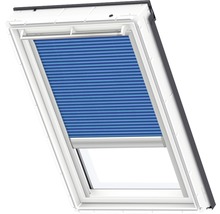 Dakvenster met blauw plisségordijn