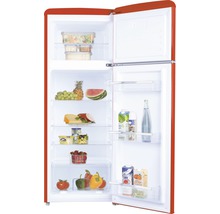 Open rode koelkast gevuld met etenswaren