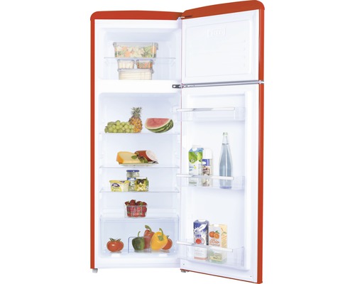 Open rode koelkast gevuld met etenswaren