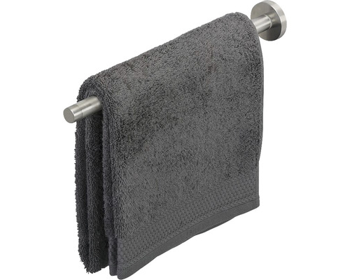 Grijze handdoek op een handdoekhouder