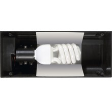 Energiebesparende lamp in een zwarte buitenlamp