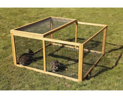 Houten ren met twee konijnen in het gras