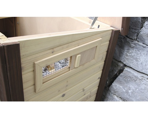 Houten stal met kijkvenster en schuifdeur