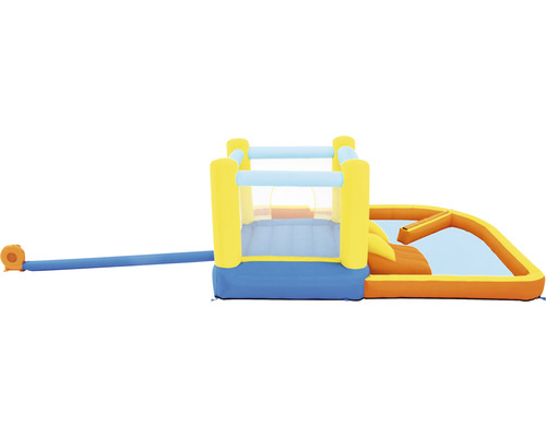 Opblaasbaar springkussen met glijbaan en zwembad voor de tuin