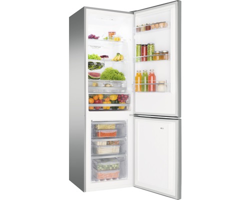 Geopende koelkast gevuld met eten