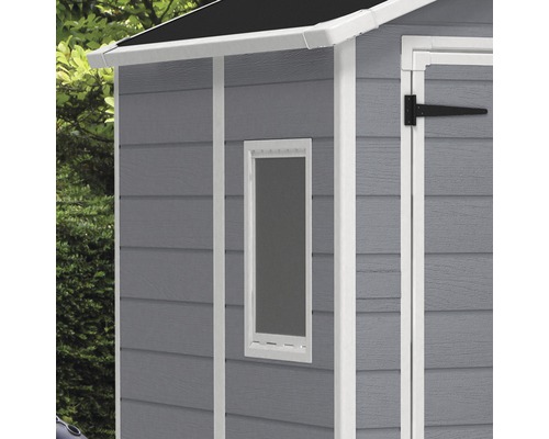 Detailopname van een tuinhuis met raam en deurscharnieren