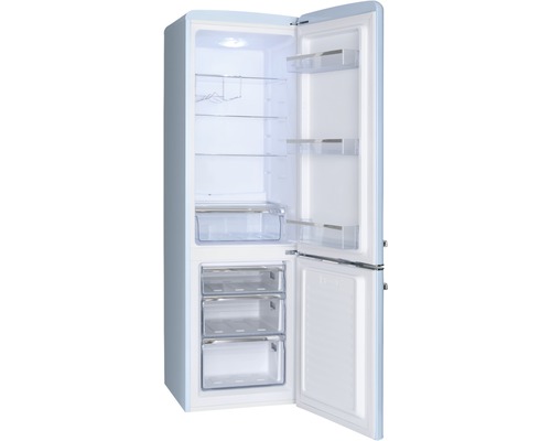 Geopende koelkast met vriezer en planken