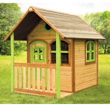 Houten speelhuis met veranda voor in de tuin