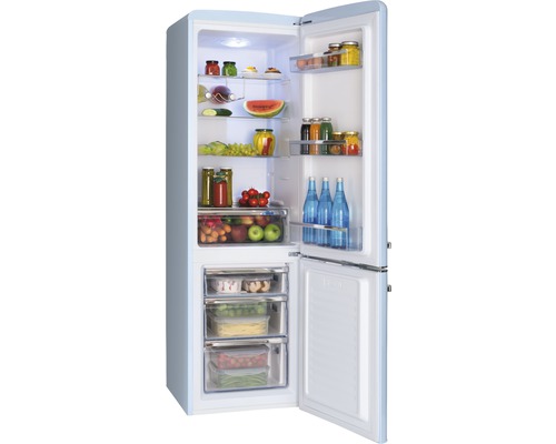 Geopende koelkast met voedsel op planken en in lades