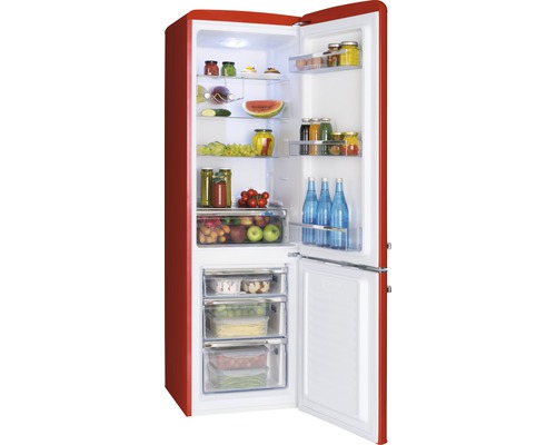 Geopende rode koelkast met etenswaren op planken en in lades