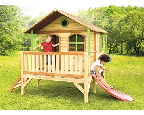 Houten speelhuis met glijbaan en twee kinderen in de tuin.