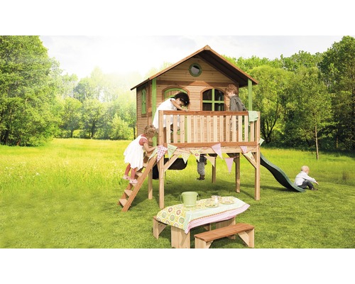 Speeltuin met boomhut, glijbaan en picknicktafel in de tuin