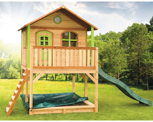 Houten speelhuis met glijbaan, zandbak en ladder in de tuin