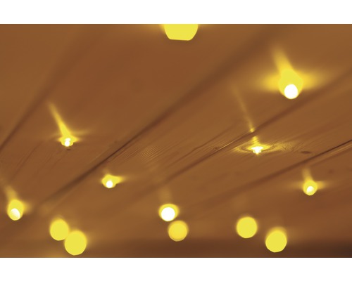 Plafondverlichting met meerdere lichtpunten in een ruimte.