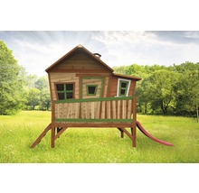 Houten speelhuis met glijbaan in de tuin
