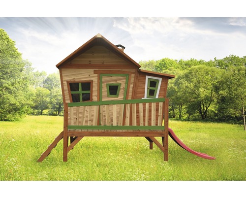 Houten speelhuis met glijbaan in de tuin