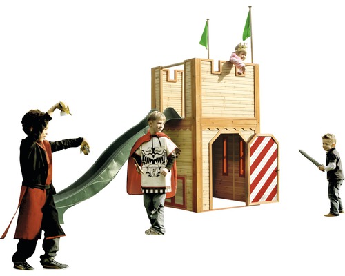 Houten speelhuis kasteel met glijbaan en kinderen in kostuums