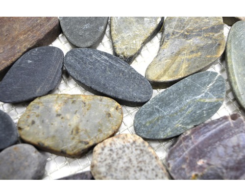 Decoratieve natuurstenen op een net