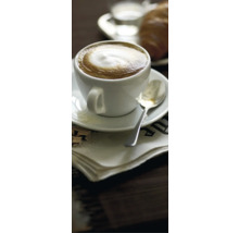 Kopje cappuccino met lepel op een krant