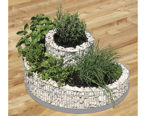 Getrapte kruidentuin met schanskorfstructuur, beplant met diverse kruiden