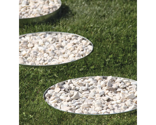 Tuin met stapstenen gevuld met witte sierkiezels