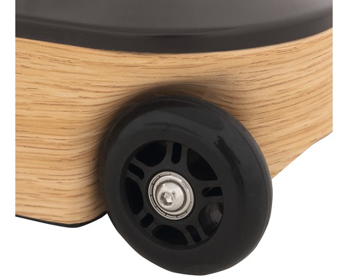 Detailopname rolkoffer met zwart wiel en houten behuizing
